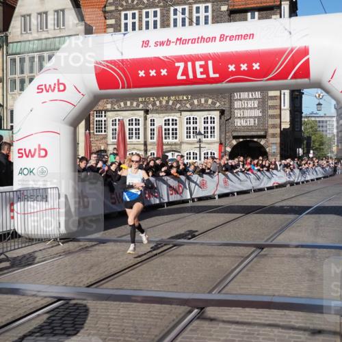 06.10.2024 - 19. swb-Marathon Bremen Luisa Fischer http://msf.ph/oto/7371040 06.10.2024 10:34:11 Ziel 8423, 8750, 8938 meine-sportfotos.de