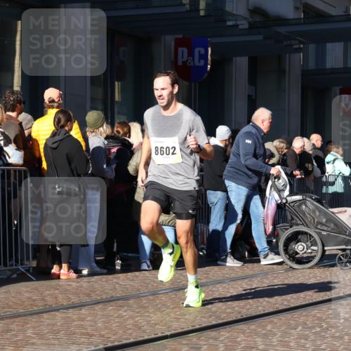 06.10.2024 - 19. swb-Marathon Bremen Strokosch-Dieckow http://msf.ph/oto/7371129 06.10.2024 10:37:52 Laufen 7019, 8198, 8583, 8602, 8631, 8792 meine-sportfotos.de