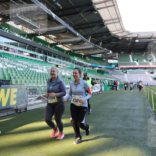 06.10.2024 - 19. swb-Marathon Bremen Yannick Fuchs http://msf.ph/oto/7371216 06.10.2024 10:42:46 Laufen im Stadion 7069, 7096, 7097, 7174, 7422, 7426, 7497, 7795, 7859, 8087, 8243, 8262, 8280, 8281, 8284, 8299, 8307, 8484, 8487, 8669, 8692, 8882, 8886, 8887, 8942, 8963, 8976, 9998 meine-sportfotos.de