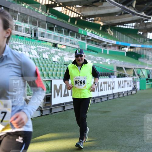 06.10.2024 - 19. swb-Marathon Bremen Yannick Fuchs http://msf.ph/oto/7371264 06.10.2024 10:42:47 Laufen im Stadion 7069, 7096, 7097, 7174, 7271, 7422, 7426, 7497, 7795, 7859, 8087, 8243, 8262, 8280, 8281, 8284, 8299, 8307, 8484, 8487, 8669, 8692, 8882, 8886, 8887, 8942, 8963, 8976, 9998 meine-sportfotos.de