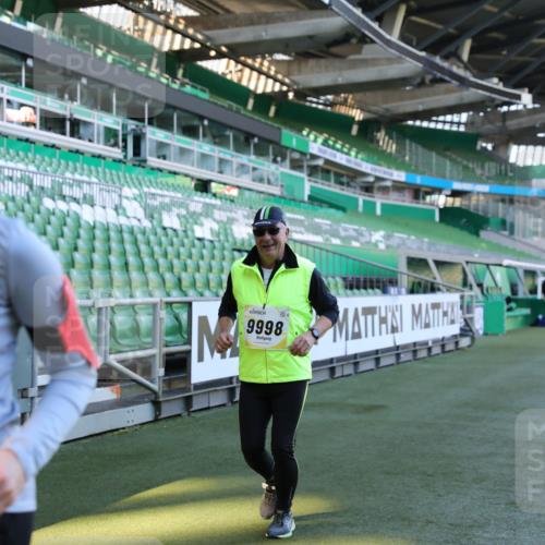 06.10.2024 - 19. swb-Marathon Bremen Yannick Fuchs http://msf.ph/oto/7371270 06.10.2024 10:42:47 Laufen im Stadion 7069, 7096, 7097, 7174, 7271, 7422, 7426, 7497, 7795, 7859, 8087, 8243, 8262, 8280, 8281, 8284, 8299, 8307, 8484, 8487, 8669, 8692, 8882, 8886, 8887, 8942, 8963, 8976, 9998 meine-sportfotos.de