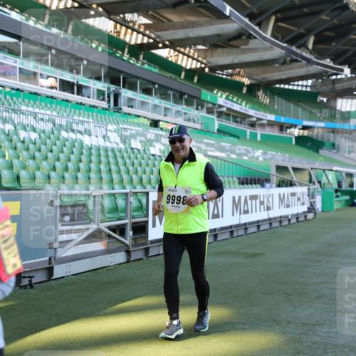 06.10.2024 - 19. swb-Marathon Bremen Yannick Fuchs http://msf.ph/oto/7371311 06.10.2024 10:42:48 Laufen im Stadion 7069, 7096, 7097, 7174, 7271, 7422, 7426, 7497, 7795, 7859, 8087, 8243, 8262, 8280, 8281, 8284, 8299, 8307, 8484, 8487, 8882, 8886, 8887, 8942, 8963, 8976, 9998 meine-sportfotos.de