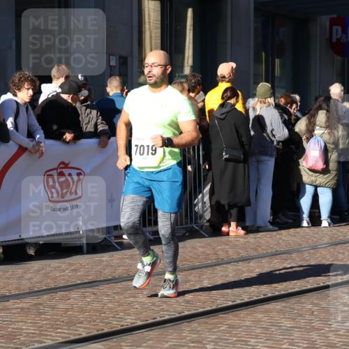 06.10.2024 - 19. swb-Marathon Bremen Strokosch-Dieckow http://msf.ph/oto/7371318 06.10.2024 10:38:02 Laufen 7019, 8198, 8583, 8781, 8792, 8956 meine-sportfotos.de