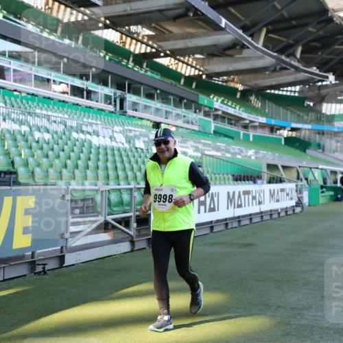 06.10.2024 - 19. swb-Marathon Bremen Yannick Fuchs http://msf.ph/oto/7371320 06.10.2024 10:42:48 Laufen im Stadion 7069, 7096, 7097, 7174, 7271, 7422, 7426, 7497, 7795, 7859, 8087, 8243, 8262, 8280, 8281, 8284, 8299, 8307, 8484, 8487, 8882, 8886, 8887, 8942, 8963, 8976, 9998 meine-sportfotos.de