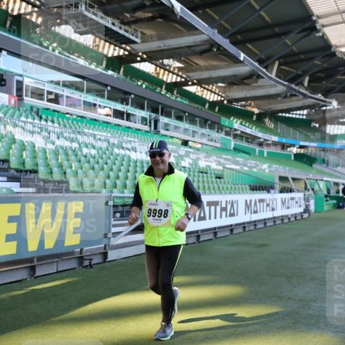 06.10.2024 - 19. swb-Marathon Bremen Yannick Fuchs http://msf.ph/oto/7371342 06.10.2024 10:42:48 Laufen im Stadion 7069, 7096, 7097, 7174, 7271, 7422, 7426, 7497, 7795, 7859, 8087, 8243, 8262, 8280, 8281, 8284, 8299, 8307, 8484, 8487, 8882, 8886, 8887, 8942, 8963, 8976, 9998 meine-sportfotos.de