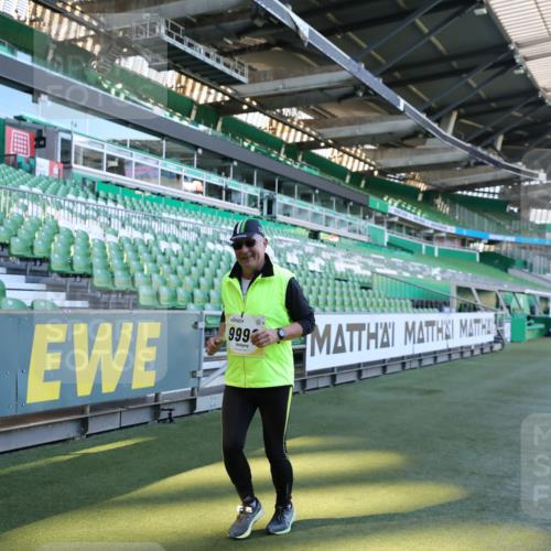 06.10.2024 - 19. swb-Marathon Bremen Yannick Fuchs http://msf.ph/oto/7371356 06.10.2024 10:42:48 Laufen im Stadion 7069, 7096, 7097, 7174, 7271, 7422, 7426, 7497, 7795, 7859, 8087, 8243, 8262, 8280, 8281, 8284, 8299, 8307, 8484, 8487, 8882, 8886, 8887, 8942, 8963, 8976, 9998 meine-sportfotos.de