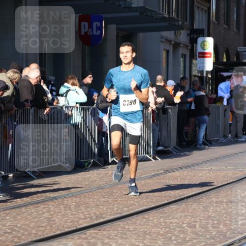 06.10.2024 - 19. swb-Marathon Bremen Strokosch-Dieckow http://msf.ph/oto/7371370 06.10.2024 10:38:11 Laufen 8198, 8781, 8792, 8956 meine-sportfotos.de