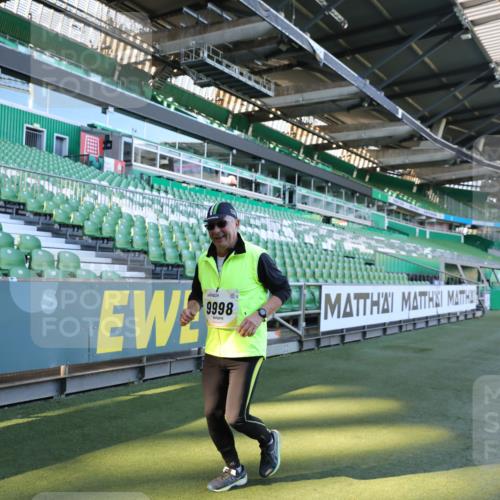 06.10.2024 - 19. swb-Marathon Bremen Yannick Fuchs http://msf.ph/oto/7371395 06.10.2024 10:42:49 Laufen im Stadion 7069, 7096, 7097, 7174, 7271, 7422, 7426, 7497, 7704, 7795, 7822, 7859, 8087, 8243, 8262, 8280, 8281, 8284, 8299, 8307, 8484, 8487, 8882, 8886, 8887, 8942, 8963, 8976, 9998 meine-sportfotos.de