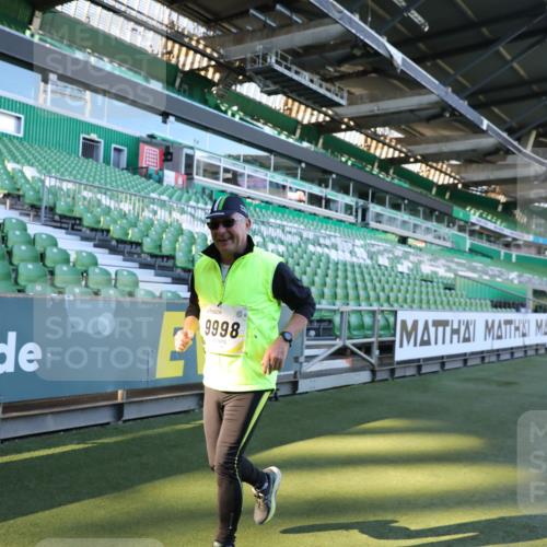 06.10.2024 - 19. swb-Marathon Bremen Yannick Fuchs http://msf.ph/oto/7371415 06.10.2024 10:42:49 Laufen im Stadion 7069, 7096, 7097, 7174, 7271, 7422, 7426, 7497, 7704, 7795, 7822, 7859, 8087, 8243, 8262, 8280, 8281, 8284, 8299, 8307, 8484, 8487, 8882, 8886, 8887, 8942, 8963, 8976, 9998 meine-sportfotos.de