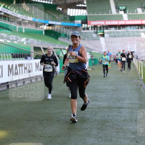 06.10.2024 - 19. swb-Marathon Bremen Yannick Fuchs http://msf.ph/oto/7371451 06.10.2024 10:42:54 Laufen im Stadion 7069, 7174, 7271, 7368, 7422, 7704, 7795, 7822, 7859, 8243, 8262, 8280, 8281, 8284, 8484, 8487, 8851, 8963, 9998 meine-sportfotos.de