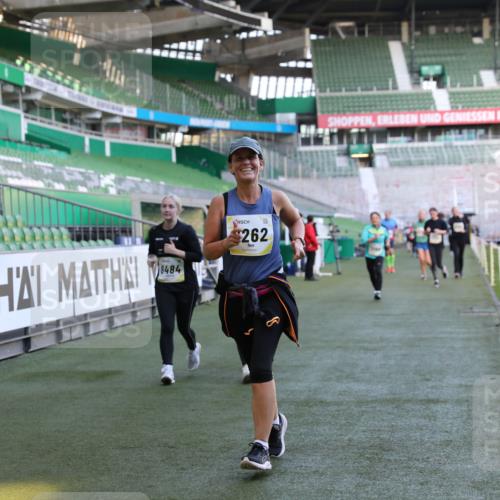 06.10.2024 - 19. swb-Marathon Bremen Yannick Fuchs http://msf.ph/oto/7371463 06.10.2024 10:42:54 Laufen im Stadion 7069, 7174, 7271, 7368, 7422, 7704, 7795, 7822, 7859, 8243, 8262, 8280, 8281, 8284, 8484, 8487, 8851, 8963, 9998 meine-sportfotos.de