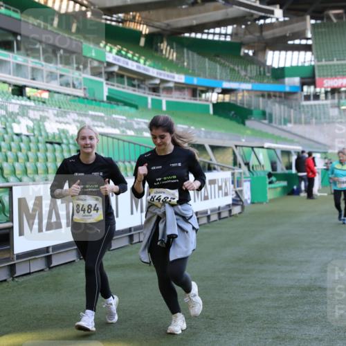 06.10.2024 - 19. swb-Marathon Bremen Yannick Fuchs http://msf.ph/oto/7371638 06.10.2024 10:42:56 Laufen im Stadion 7069, 7174, 7271, 7368, 7422, 7704, 7822, 7859, 8243, 8262, 8280, 8281, 8284, 8484, 8487, 8851, 8963, 9998 meine-sportfotos.de