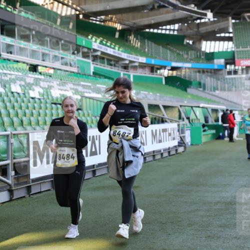 06.10.2024 - 19. swb-Marathon Bremen Yannick Fuchs http://msf.ph/oto/7371670 06.10.2024 10:42:56 Laufen im Stadion 7069, 7174, 7271, 7368, 7422, 7704, 7822, 7859, 8243, 8262, 8280, 8281, 8284, 8484, 8487, 8851, 8963, 9998 meine-sportfotos.de