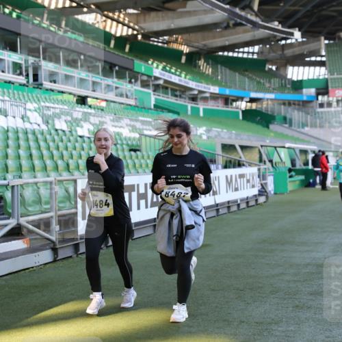 06.10.2024 - 19. swb-Marathon Bremen Yannick Fuchs http://msf.ph/oto/7371684 06.10.2024 10:42:56 Laufen im Stadion 7069, 7174, 7271, 7368, 7422, 7704, 7822, 7859, 8243, 8262, 8280, 8281, 8284, 8484, 8487, 8851, 8963, 9998 meine-sportfotos.de