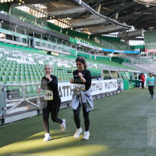 06.10.2024 - 19. swb-Marathon Bremen Yannick Fuchs http://msf.ph/oto/7371744 06.10.2024 10:42:56 Laufen im Stadion 7069, 7174, 7271, 7368, 7422, 7704, 7822, 7859, 8243, 8262, 8280, 8281, 8284, 8484, 8487, 8851, 8963, 9998 meine-sportfotos.de