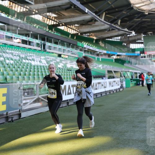 06.10.2024 - 19. swb-Marathon Bremen Yannick Fuchs http://msf.ph/oto/7371750 06.10.2024 10:42:56 Laufen im Stadion 7069, 7174, 7271, 7368, 7422, 7704, 7822, 7859, 8243, 8262, 8280, 8281, 8284, 8484, 8487, 8851, 8963, 9998 meine-sportfotos.de