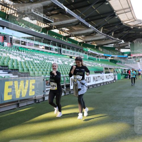 06.10.2024 - 19. swb-Marathon Bremen Yannick Fuchs http://msf.ph/oto/7371782 06.10.2024 10:42:57 Laufen im Stadion 7069, 7174, 7271, 7368, 7422, 7704, 7822, 7859, 8243, 8262, 8280, 8281, 8284, 8484, 8487, 8851, 8963, 9998 meine-sportfotos.de