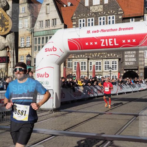 06.10.2024 - 19. swb-Marathon Bremen Luisa Fischer http://msf.ph/oto/7371810 06.10.2024 10:34:54 Ziel 8442, 8681 meine-sportfotos.de