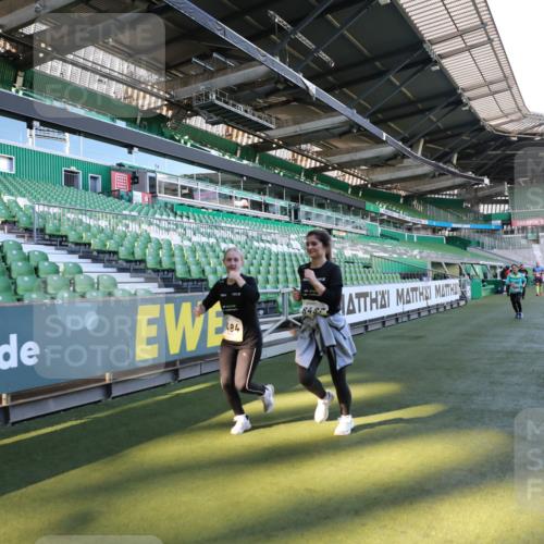 06.10.2024 - 19. swb-Marathon Bremen Yannick Fuchs http://msf.ph/oto/7371930 06.10.2024 10:42:57 Laufen im Stadion 7069, 7174, 7271, 7368, 7422, 7704, 7822, 7859, 8243, 8262, 8280, 8281, 8284, 8484, 8487, 8851, 8963, 9998 meine-sportfotos.de