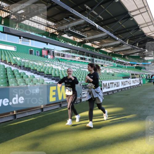 06.10.2024 - 19. swb-Marathon Bremen Yannick Fuchs http://msf.ph/oto/7371934 06.10.2024 10:42:57 Laufen im Stadion 7069, 7174, 7271, 7368, 7422, 7704, 7822, 7859, 8243, 8262, 8280, 8281, 8284, 8484, 8487, 8851, 8963, 9998 meine-sportfotos.de