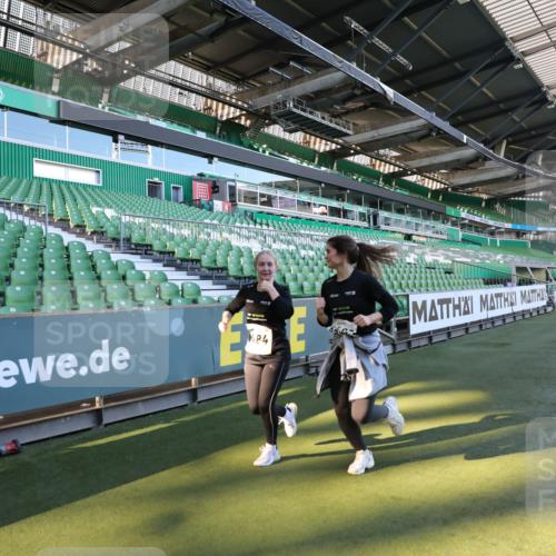 06.10.2024 - 19. swb-Marathon Bremen Yannick Fuchs http://msf.ph/oto/7371982 06.10.2024 10:42:57 Laufen im Stadion 7069, 7174, 7271, 7368, 7422, 7704, 7822, 7859, 8243, 8262, 8280, 8281, 8284, 8484, 8487, 8851, 8963, 9998 meine-sportfotos.de