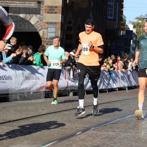 06.10.2024 - 19. swb-Marathon Bremen Strokosch-Dieckow http://msf.ph/oto/7372009 06.10.2024 10:42:30 Ziel 7363, 7536, 7584, 8209, 8226, 8311, 8654, 8749, 8813, 9124 meine-sportfotos.de