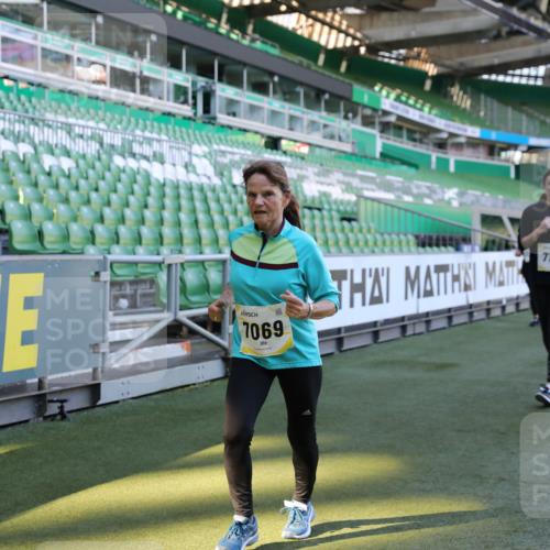 06.10.2024 - 19. swb-Marathon Bremen Yannick Fuchs http://msf.ph/oto/7372093 06.10.2024 10:43:02 Laufen im Stadion 7069, 7174, 7271, 7368, 7704, 7733, 7822, 7835, 7859, 8243, 8262, 8280, 8281, 8284, 8484, 8487, 8851, 8963 meine-sportfotos.de