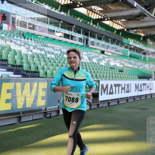 06.10.2024 - 19. swb-Marathon Bremen Yannick Fuchs http://msf.ph/oto/7372168 06.10.2024 10:43:03 Laufen im Stadion 7069, 7174, 7271, 7368, 7704, 7733, 7822, 7835, 7859, 8243, 8262, 8280, 8281, 8284, 8484, 8487, 8851, 8963 meine-sportfotos.de