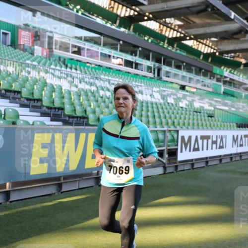 06.10.2024 - 19. swb-Marathon Bremen Yannick Fuchs http://msf.ph/oto/7372256 06.10.2024 10:43:03 Laufen im Stadion 7069, 7174, 7271, 7368, 7704, 7733, 7822, 7835, 7859, 8243, 8262, 8280, 8281, 8284, 8484, 8487, 8851, 8963 meine-sportfotos.de