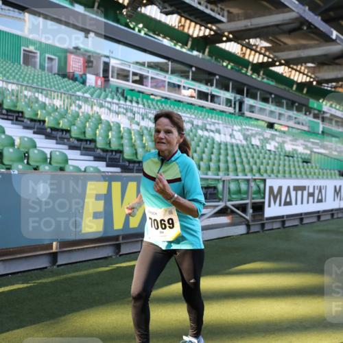 06.10.2024 - 19. swb-Marathon Bremen Yannick Fuchs http://msf.ph/oto/7372273 06.10.2024 10:43:03 Laufen im Stadion 7069, 7174, 7271, 7368, 7704, 7733, 7822, 7835, 7859, 8243, 8262, 8280, 8281, 8284, 8484, 8487, 8851, 8963 meine-sportfotos.de