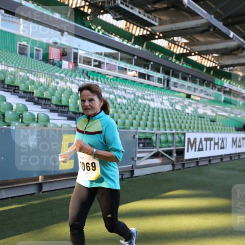 06.10.2024 - 19. swb-Marathon Bremen Yannick Fuchs http://msf.ph/oto/7372287 06.10.2024 10:43:03 Laufen im Stadion 7069, 7174, 7271, 7368, 7704, 7733, 7822, 7835, 7859, 8243, 8262, 8280, 8281, 8284, 8484, 8487, 8851, 8963 meine-sportfotos.de