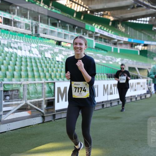 06.10.2024 - 19. swb-Marathon Bremen Yannick Fuchs http://msf.ph/oto/7372363 06.10.2024 10:43:04 Laufen im Stadion 7069, 7174, 7271, 7368, 7704, 7733, 7822, 7835, 7859, 8243, 8262, 8280, 8281, 8284, 8484, 8487, 8851, 8963 meine-sportfotos.de