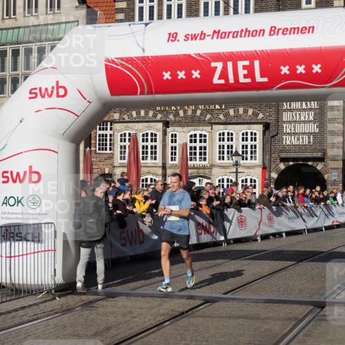 06.10.2024 - 19. swb-Marathon Bremen Luisa Fischer http://msf.ph/oto/7372365 06.10.2024 10:36:06 Ziel 8948 meine-sportfotos.de