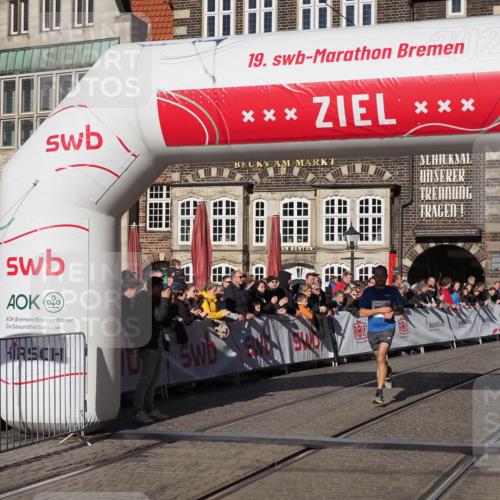 06.10.2024 - 19. swb-Marathon Bremen Luisa Fischer http://msf.ph/oto/7372411 06.10.2024 10:36:12 Ziel 8788, 8948 meine-sportfotos.de
