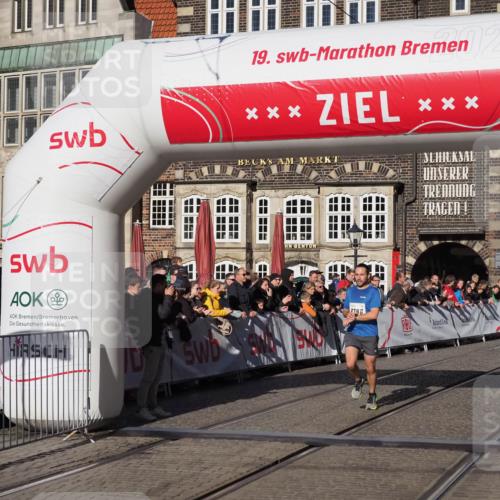 06.10.2024 - 19. swb-Marathon Bremen Luisa Fischer http://msf.ph/oto/7372427 06.10.2024 10:36:12 Ziel 8788, 8948 meine-sportfotos.de