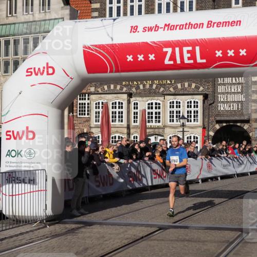 06.10.2024 - 19. swb-Marathon Bremen Luisa Fischer http://msf.ph/oto/7372434 06.10.2024 10:36:12 Ziel 8788, 8948 meine-sportfotos.de