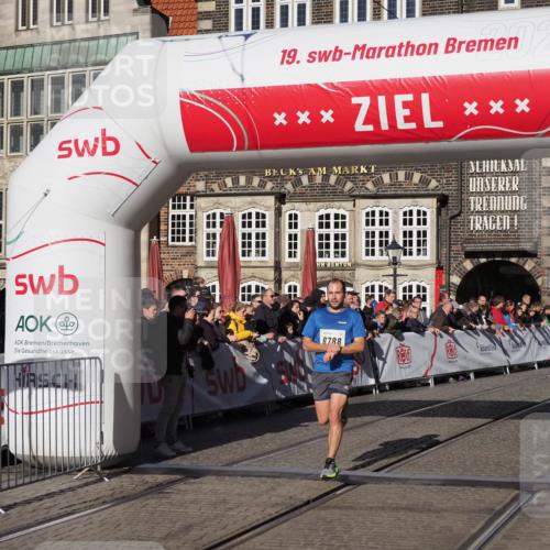 06.10.2024 - 19. swb-Marathon Bremen Luisa Fischer http://msf.ph/oto/7372448 06.10.2024 10:36:13 Ziel 8788, 8948 meine-sportfotos.de