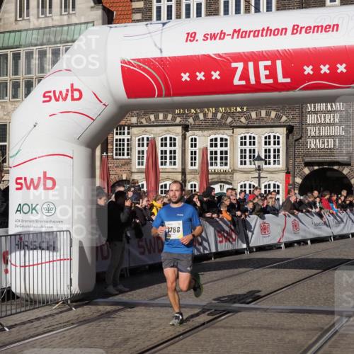 06.10.2024 - 19. swb-Marathon Bremen Luisa Fischer http://msf.ph/oto/7372472 06.10.2024 10:36:13 Ziel 8788, 8948 meine-sportfotos.de