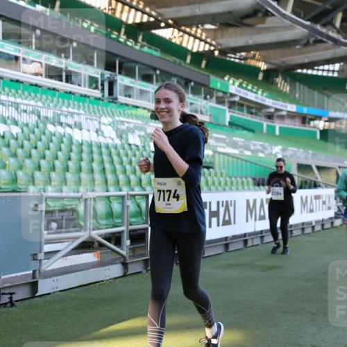 06.10.2024 - 19. swb-Marathon Bremen Yannick Fuchs http://msf.ph/oto/7372498 06.10.2024 10:43:04 Laufen im Stadion 7069, 7174, 7271, 7368, 7704, 7733, 7822, 7835, 7859, 8243, 8262, 8280, 8281, 8284, 8484, 8487, 8851, 8963 meine-sportfotos.de