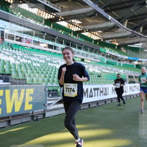 06.10.2024 - 19. swb-Marathon Bremen Yannick Fuchs http://msf.ph/oto/7372563 06.10.2024 10:43:05 Laufen im Stadion 7069, 7174, 7271, 7368, 7704, 7733, 7822, 7835, 7859, 7959, 7961, 8243, 8262, 8280, 8281, 8284, 8484, 8487, 8851, 8878, 8963 meine-sportfotos.de