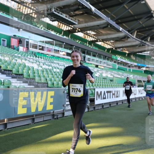 06.10.2024 - 19. swb-Marathon Bremen Yannick Fuchs http://msf.ph/oto/7372573 06.10.2024 10:43:05 Laufen im Stadion 7069, 7174, 7271, 7368, 7704, 7733, 7822, 7835, 7859, 7959, 7961, 8243, 8262, 8280, 8281, 8284, 8484, 8487, 8851, 8878, 8963 meine-sportfotos.de