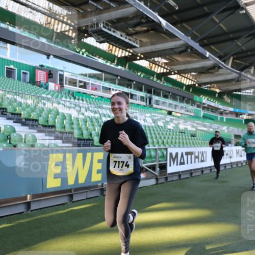06.10.2024 - 19. swb-Marathon Bremen Yannick Fuchs http://msf.ph/oto/7372579 06.10.2024 10:43:05 Laufen im Stadion 7069, 7174, 7271, 7368, 7704, 7733, 7822, 7835, 7859, 7959, 7961, 8243, 8262, 8280, 8281, 8284, 8484, 8487, 8851, 8878, 8963 meine-sportfotos.de