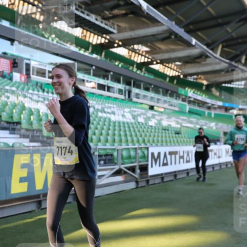 06.10.2024 - 19. swb-Marathon Bremen Yannick Fuchs http://msf.ph/oto/7372584 06.10.2024 10:43:05 Laufen im Stadion 7069, 7174, 7271, 7368, 7704, 7733, 7822, 7835, 7859, 7959, 7961, 8243, 8262, 8280, 8281, 8284, 8484, 8487, 8851, 8878, 8963 meine-sportfotos.de