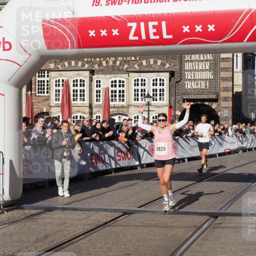 06.10.2024 - 19. swb-Marathon Bremen Luisa Fischer http://msf.ph/oto/7372596 06.10.2024 10:36:30 Ziel 8657, 8825 meine-sportfotos.de