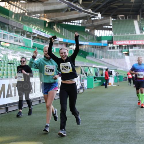 06.10.2024 - 19. swb-Marathon Bremen Yannick Fuchs http://msf.ph/oto/7372598 06.10.2024 10:43:06 Laufen im Stadion 7069, 7174, 7271, 7368, 7704, 7733, 7822, 7835, 7859, 7959, 7961, 8243, 8262, 8280, 8281, 8284, 8484, 8487, 8851, 8878, 8963 meine-sportfotos.de