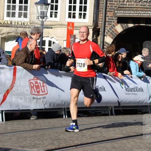 06.10.2024 - 19. swb-Marathon Bremen Strokosch-Dieckow http://msf.ph/oto/7372621 06.10.2024 10:42:47 Ziel 7128, 7197, 7259, 7584, 7906, 8311, 8313, 8481 meine-sportfotos.de