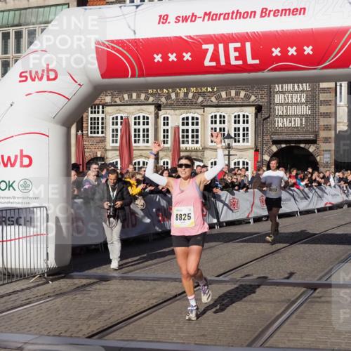 06.10.2024 - 19. swb-Marathon Bremen Luisa Fischer http://msf.ph/oto/7372625 06.10.2024 10:36:31 Ziel 8657, 8825 meine-sportfotos.de