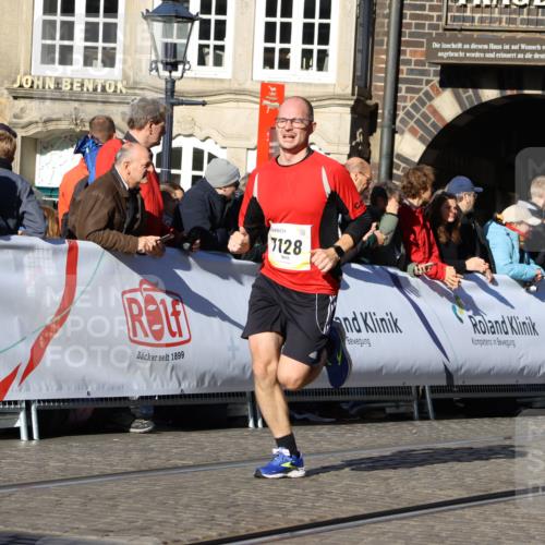 06.10.2024 - 19. swb-Marathon Bremen Strokosch-Dieckow http://msf.ph/oto/7372644 06.10.2024 10:42:47 Ziel 7128, 7197, 7259, 7584, 7906, 8311, 8313, 8481 meine-sportfotos.de