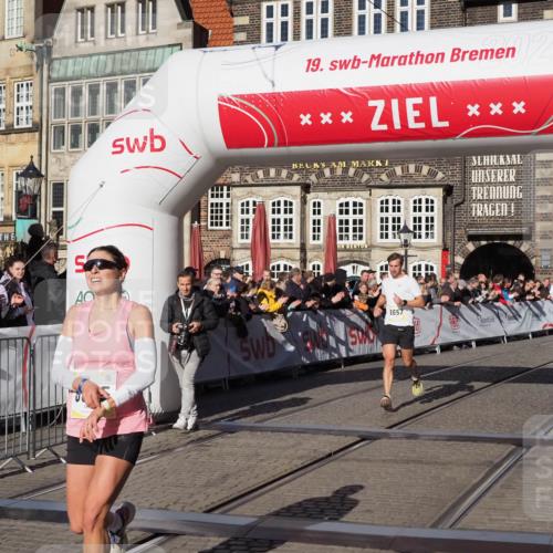 06.10.2024 - 19. swb-Marathon Bremen Luisa Fischer http://msf.ph/oto/7372678 06.10.2024 10:36:32 Ziel 8657, 8825 meine-sportfotos.de