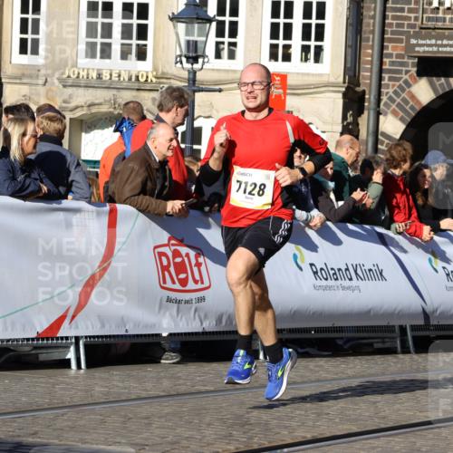 06.10.2024 - 19. swb-Marathon Bremen Strokosch-Dieckow http://msf.ph/oto/7372693 06.10.2024 10:42:48 Ziel 7128, 7197, 7259, 7906, 8311, 8313, 8481 meine-sportfotos.de